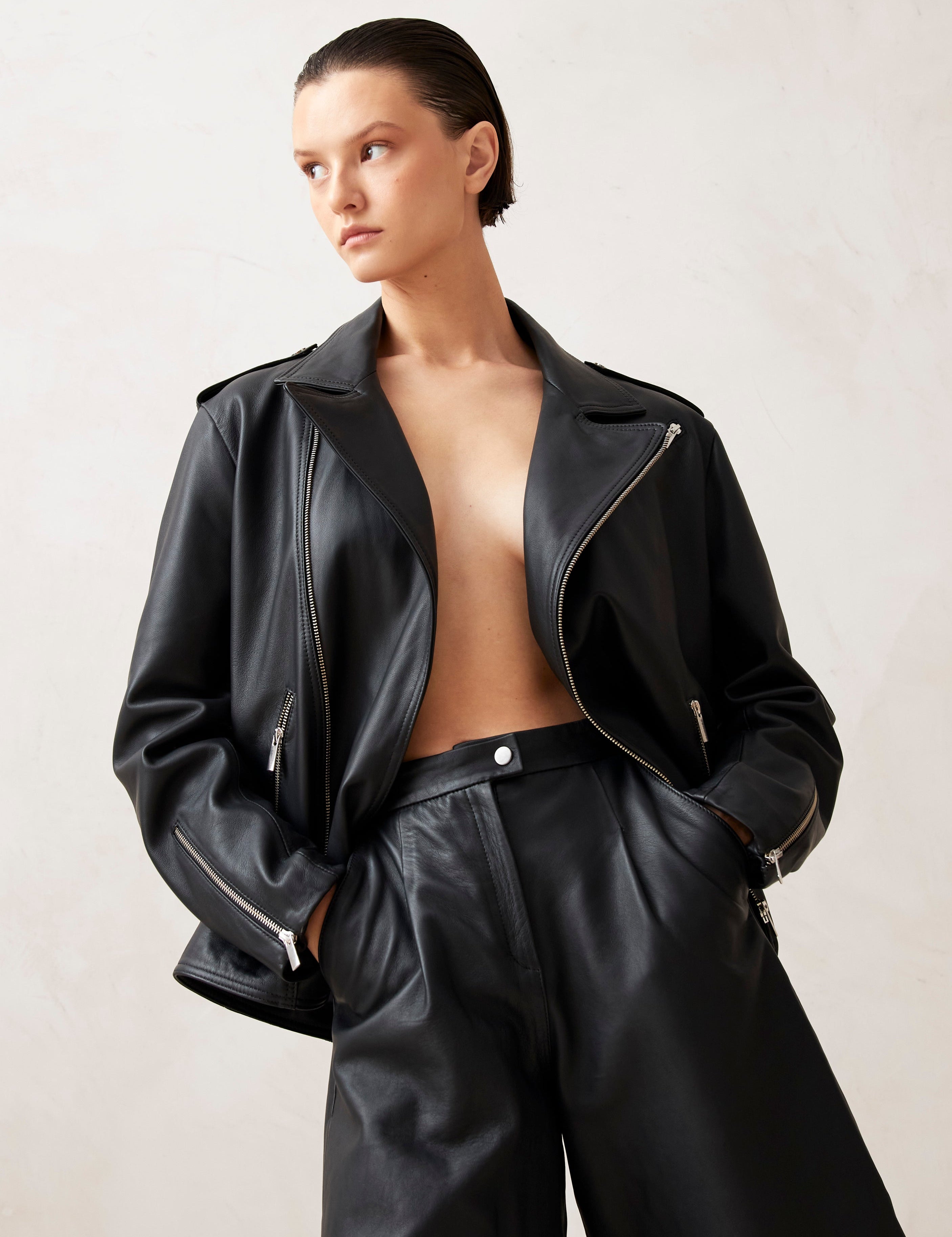 paris-black-leather-jacket-jackets-alohas-352478_3000x_660f3d8e-6d42-4870-950b-a2a29355b747.jpg